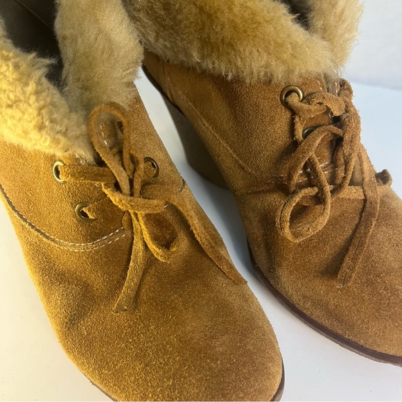 B MAKOWSKY Nellie Leather / Faux Fur Upper Wedge Booties size 6.5 - Picture 5 of 13